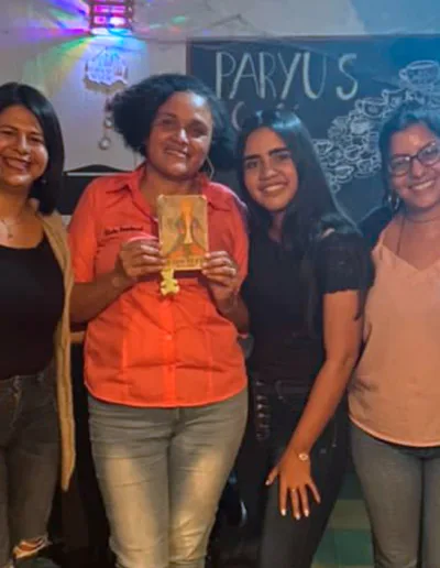 Elida sandoval con el grupo de escritura de bienestar emocional